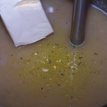 Krok 4 - Smaczna grochowa, czyli zupa kremowa na gołębiu :) foto
