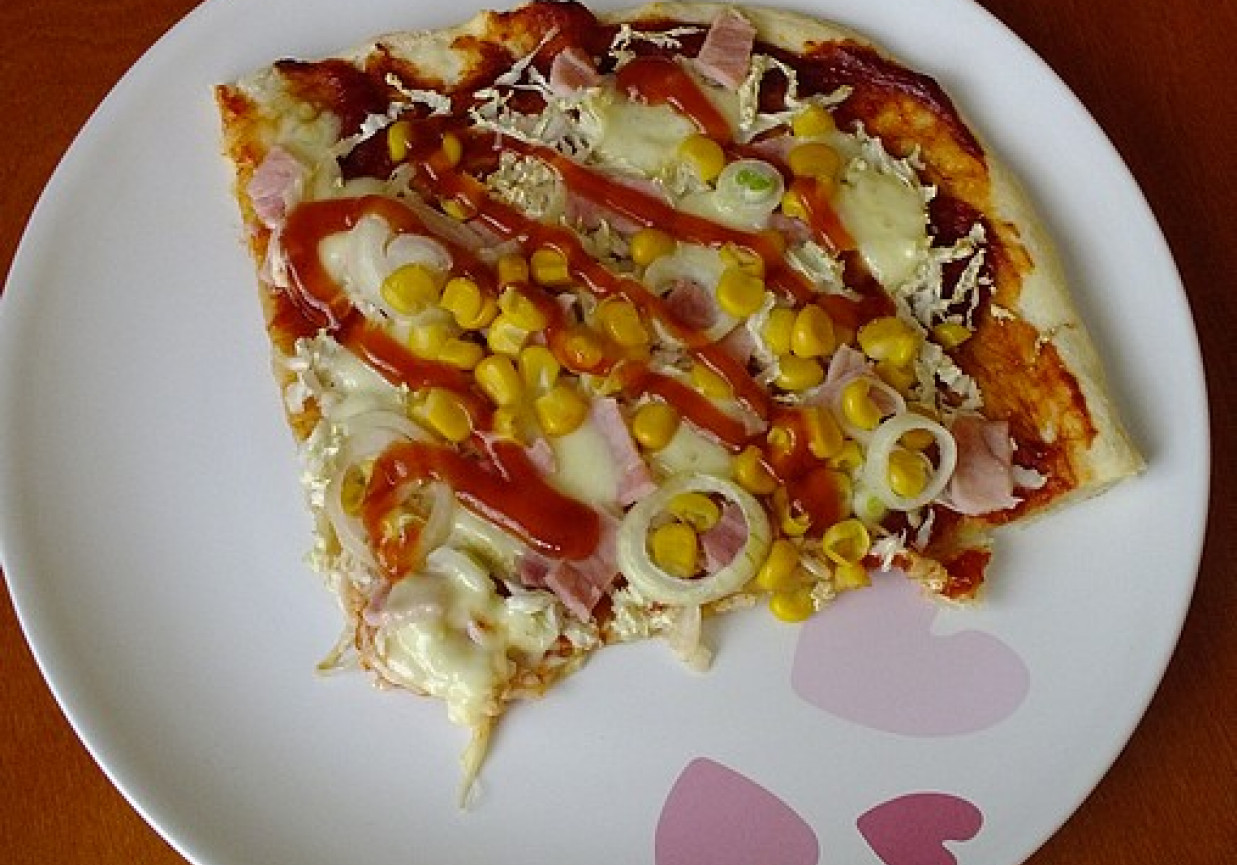 Smaczna pizza z mozarellą foto