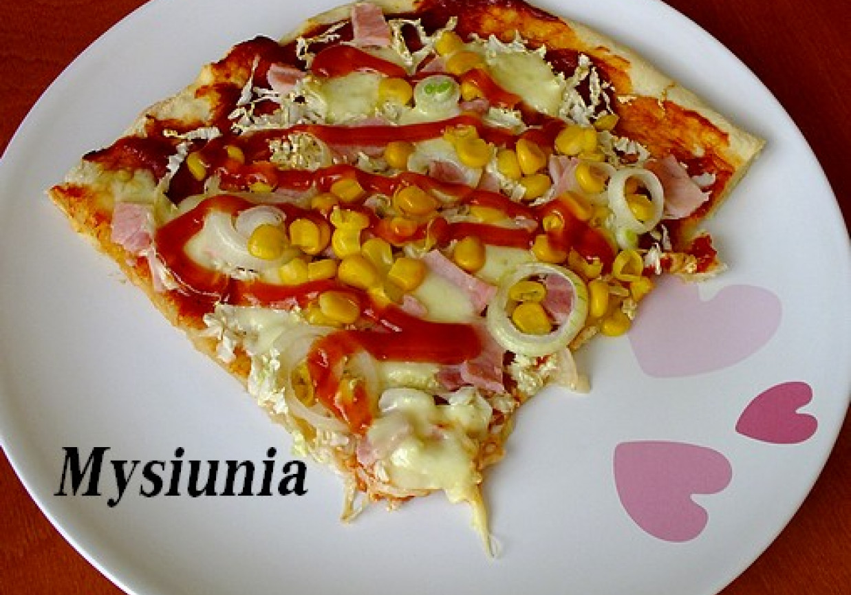 Smaczna pizza z mozarellą foto
