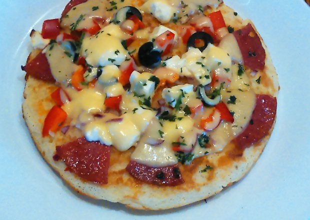 Fotografia przedstawiająca "Smaczna pizza z patelni"