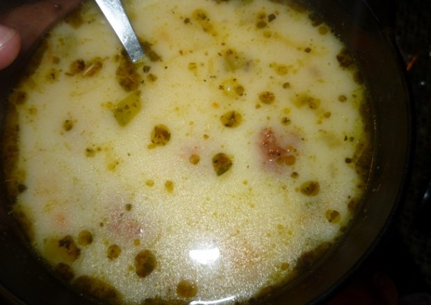 Fotografia przedstawiająca Smaczna pożywna zupa serowa z klopsikami mielonymi