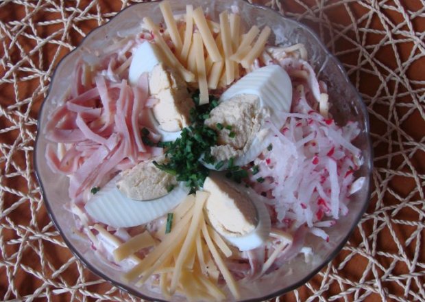 Fotografia przedstawiająca Smaczna sałatka z majonezem