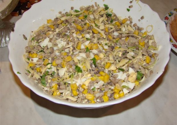 Fotografia przedstawiająca smaczna sałatka z pieczarkami