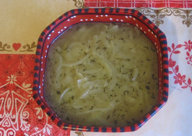 Fotografia przedstawiająca Smaczna zupa cebulowa