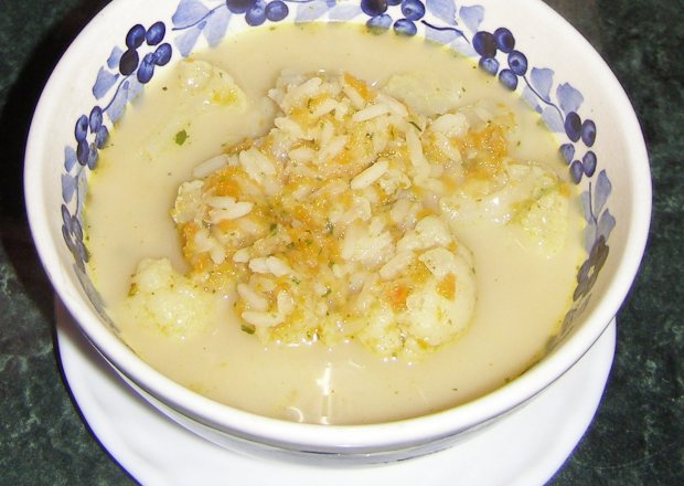 Fotografia przedstawiająca smaczna zupa kalafiorowa z ryżem i z resztkami warzyw z wyciśniętego soku...