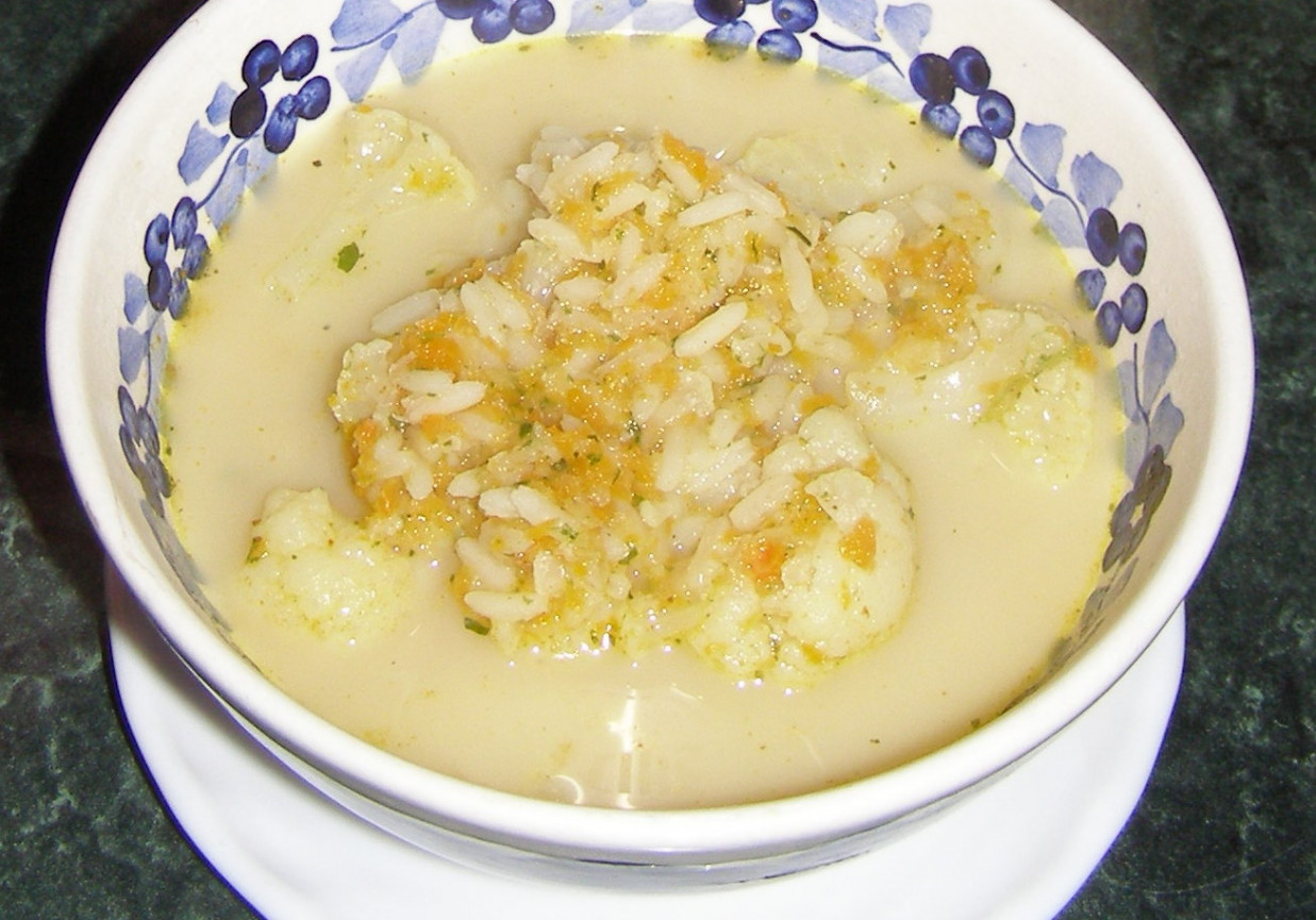 smaczna zupa kalafiorowa z ryżem i z resztkami warzyw z wyciśniętego soku... foto