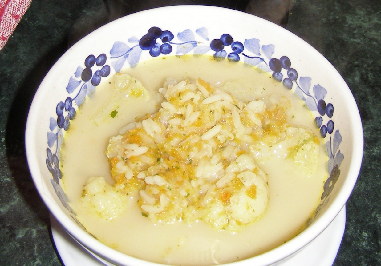 smaczna zupa kalafiorowa z ryżem i z resztkami warzyw z wyciśniętego soku... foto
