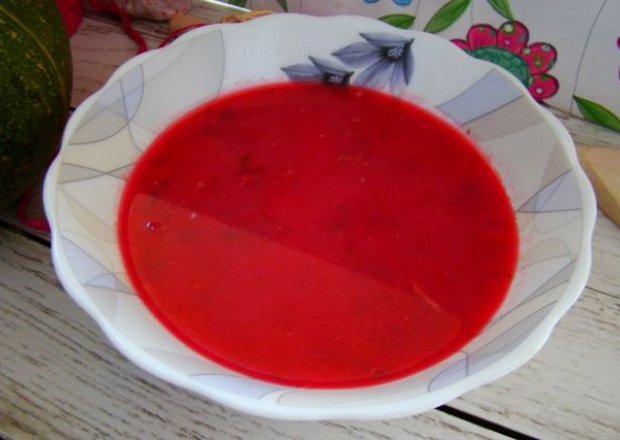 Fotografia przedstawiająca Smaczna zupa ziemniaczano buraczana