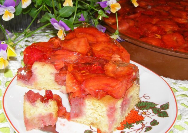 Fotografia przedstawiająca Smaczne ciasto budyniowe, mocno truskawkowe