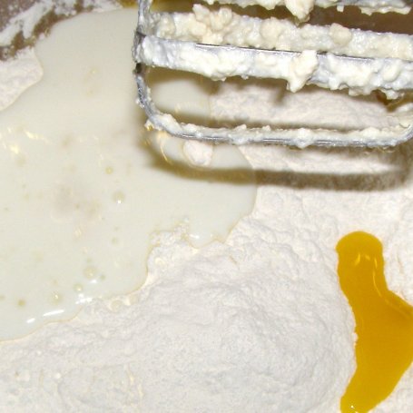 Krok 3 - Smaczne ciasto ucierane z twarogiem - "niby sernik" foto