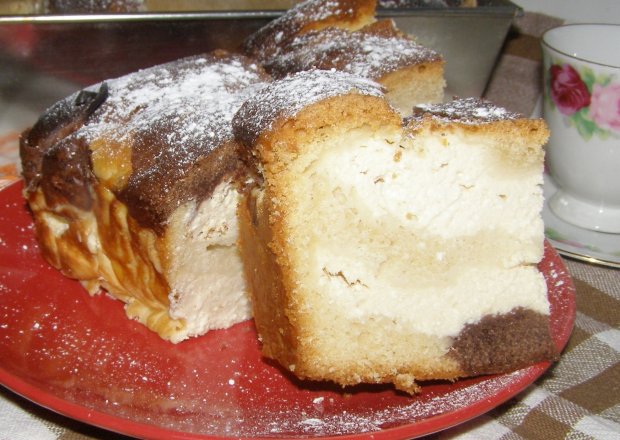 Fotografia przedstawiająca Smaczne ciasto ucierane z twarogiem - "niby sernik"