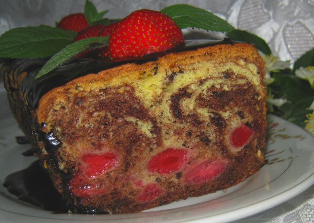 Fotografia przedstawiająca Smaczne ciasto z truskawkami