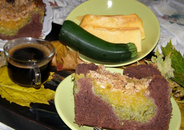 Fotografia przedstawiająca smaczne jesienne,warzywne ciasto-dynia,cukinia,fasola czarna...