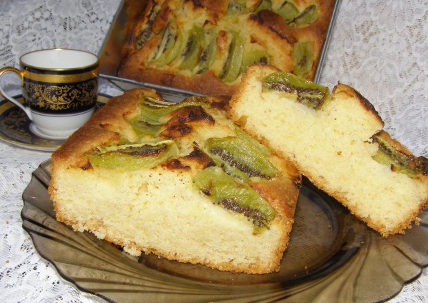 Fotografia przedstawiająca smaczne, łatwe ucierane ciasto z kiwi...