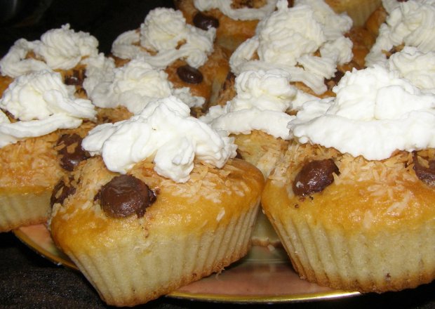 Fotografia przedstawiająca smaczne limonkowe muffinki z bitą śmietaną kokosową...