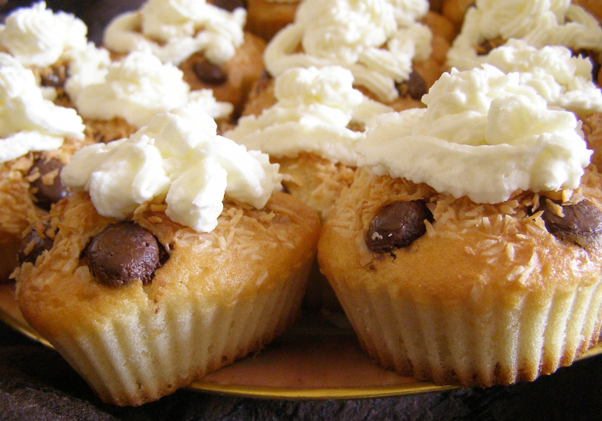smaczne limonkowe muffinki z bitą śmietaną kokosową... foto