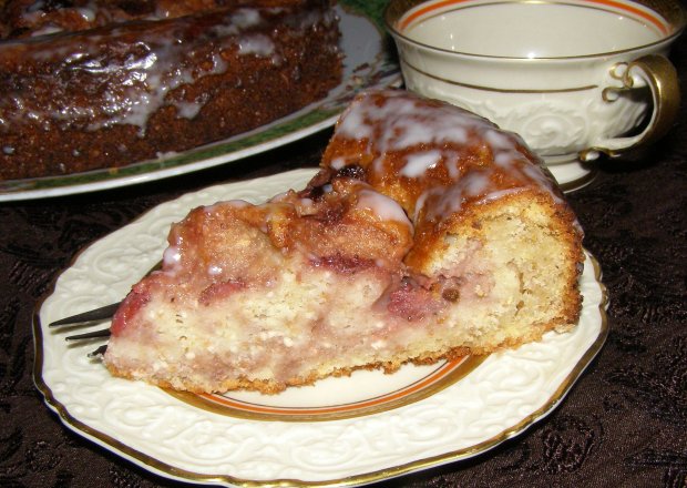 Fotografia przedstawiająca smaczne, pszenno-żytnie twarogowe ciasto z truskawkami...