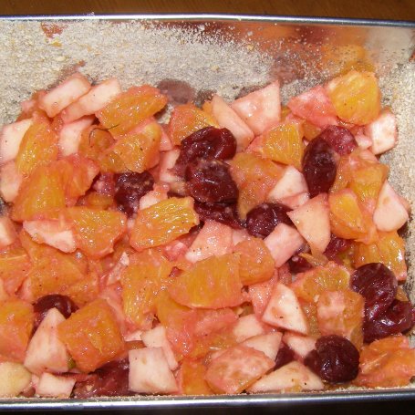 Krok 3 - smaczne, szybkie crumble z wiśniami, pomarańczami, jabłkiem... foto