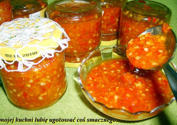 Fotografia przedstawiająca smaczny domowy słodko-ostry sos z papryczek chilli...