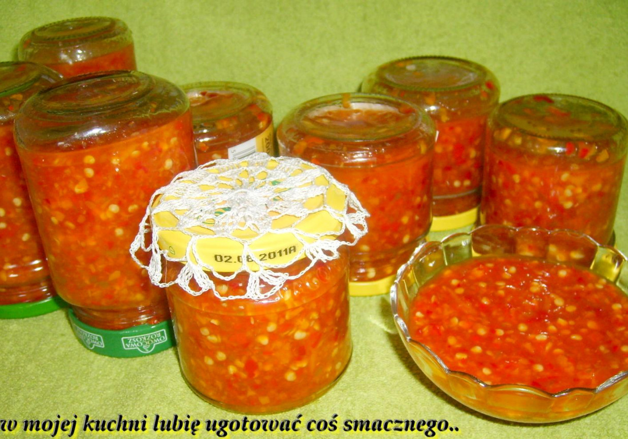 smaczny domowy słodko-ostry sos z papryczek chilli... foto
