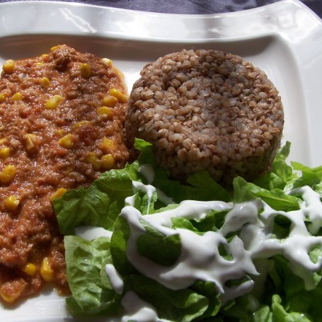 Krok 8 - Smaczny duet, czyli prawie gulasz z kaszą gryczaną. foto