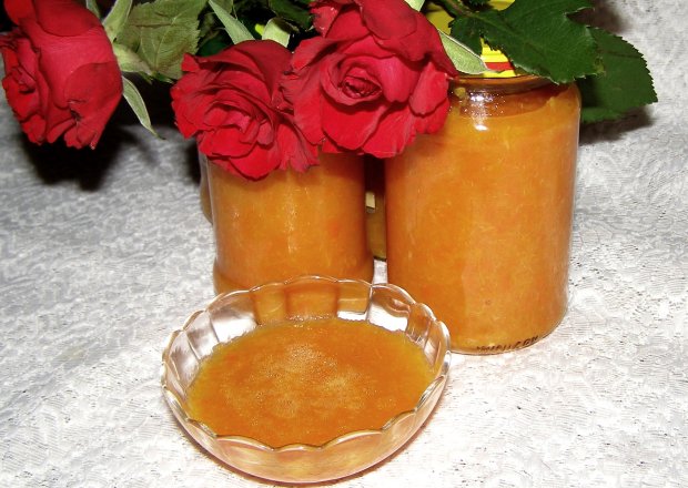 Fotografia przedstawiająca smaczny dżem pomarańczowo-marchewkowy...