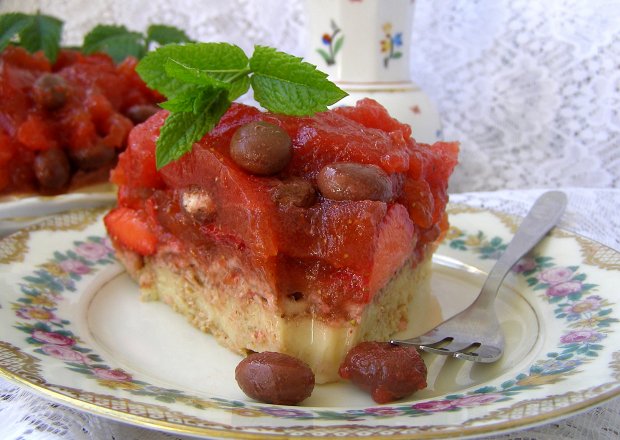 Fotografia przedstawiająca smaczny miętowo truskawkowy deser...