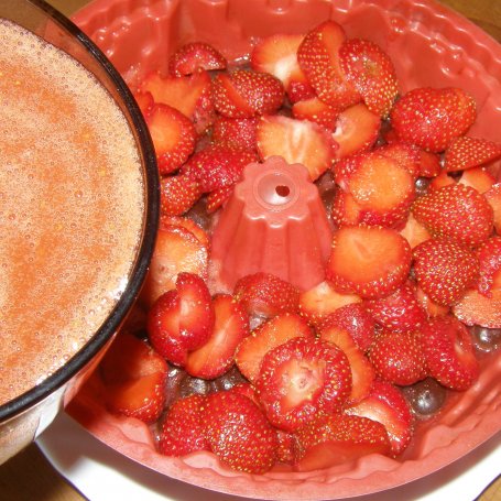 Krok 3 - smaczny miętowo truskawkowy deser...  foto