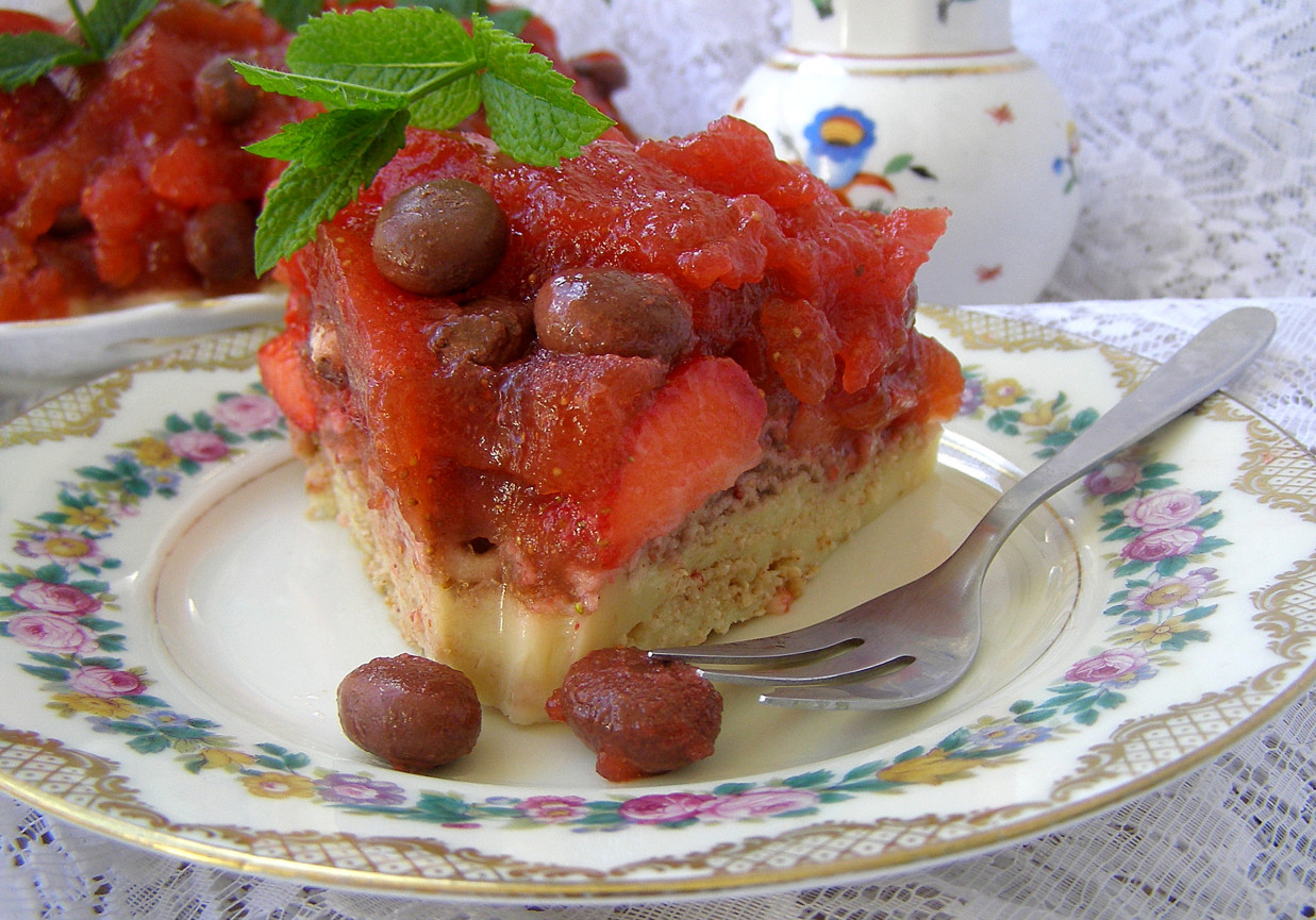 smaczny miętowo truskawkowy deser...  foto