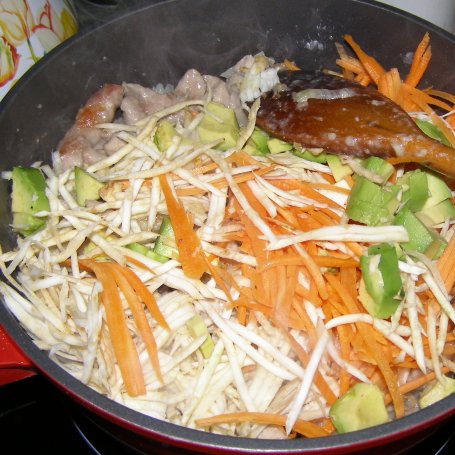 Krok 2 - smaczny warzywny gulasz z indyka z czubricą i awokado... foto