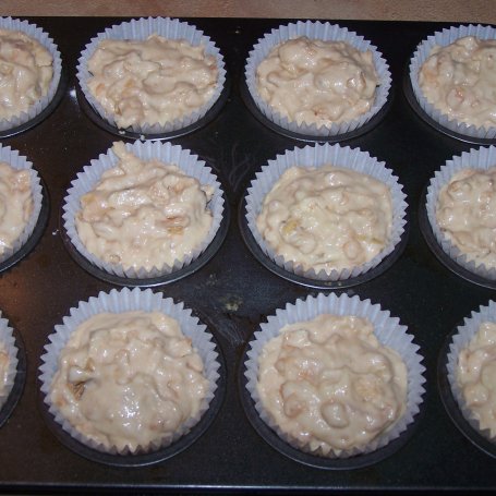 Krok 5 - Smak rekompensuje wygląd, czyli jabłkowe muffinki z orzechami :) foto