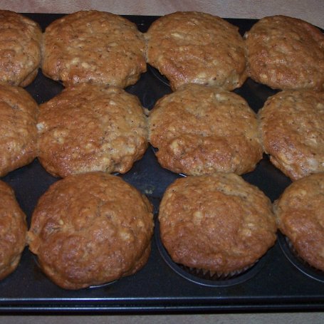 Krok 6 - Smak rekompensuje wygląd, czyli jabłkowe muffinki z orzechami :) foto