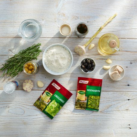 Krok 1 - Smaki Świata: Focaccia z oliwkami foto