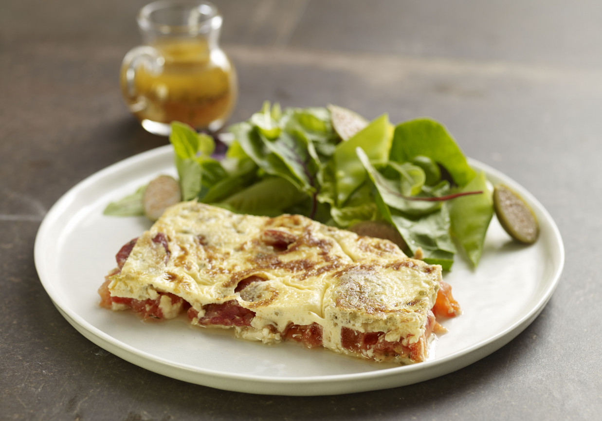 Smaki Świata: Frittata z pomidorami malinowymi, oliwkami, bazylią i salami foto
