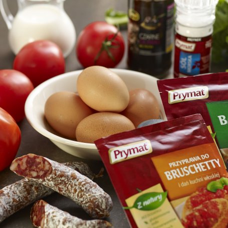 Krok 1 - Smaki Świata: Frittata z pomidorami malinowymi, oliwkami, bazylią i salami foto