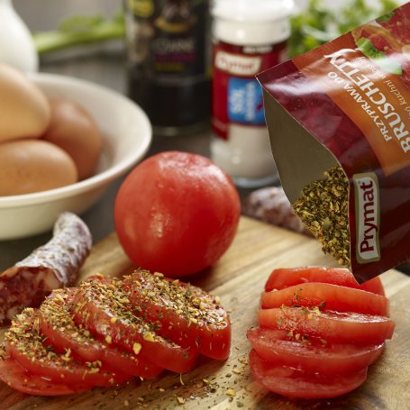 Krok 2 - Smaki Świata: Frittata z pomidorami malinowymi, oliwkami, bazylią i salami foto
