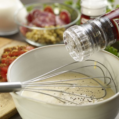 Krok 3 - Smaki Świata: Frittata z pomidorami malinowymi, oliwkami, bazylią i salami foto