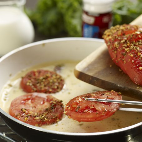 Krok 4 - Smaki Świata: Frittata z pomidorami malinowymi, oliwkami, bazylią i salami foto