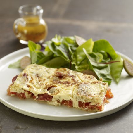 Krok 5 - Smaki Świata: Frittata z pomidorami malinowymi, oliwkami, bazylią i salami foto