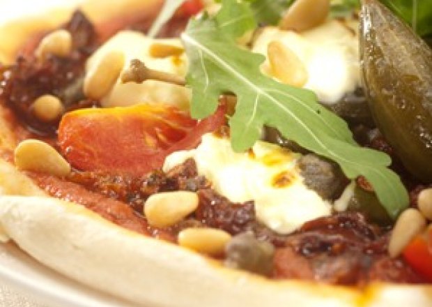 Fotografia przedstawiająca Smaki Świata: Pizza z rukolą, serem ricotta i suszonymi pomidorami