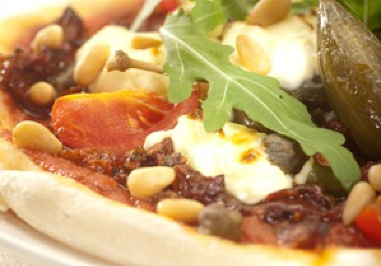Smaki Świata: Pizza z rukolą, serem ricotta i suszonymi pomidorami foto