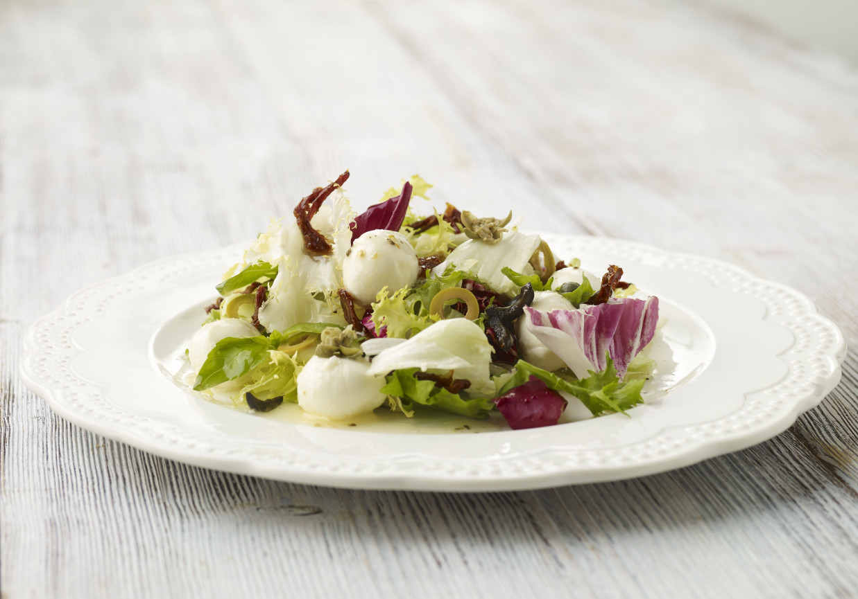 Smaki Świata: Włoska sałatka z serem mozzarella i suszonymi pomidorami foto