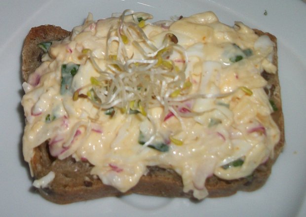 Fotografia przedstawiająca Smakowita wiosenna pasta na kanapki