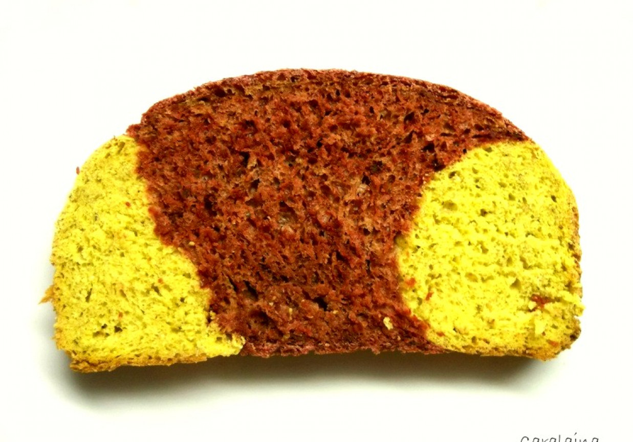 smakowy kolorowy chlebek z burakiem i kurkumą foto