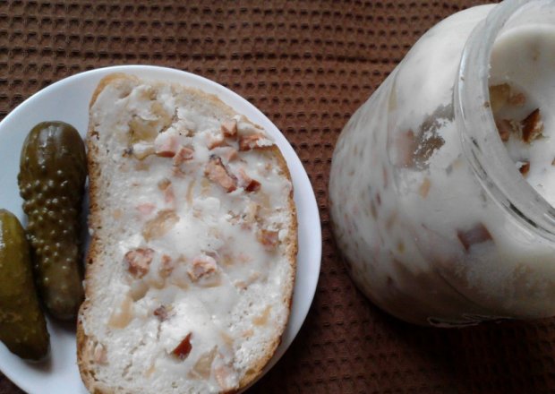 Fotografia przedstawiająca Smalec z kiełbasą i cebulą do chleba