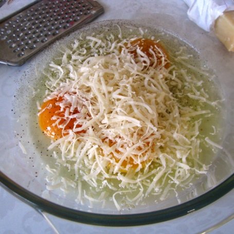 Krok 1 - Zapiekanka jajeczno – serowa z makaronem foto