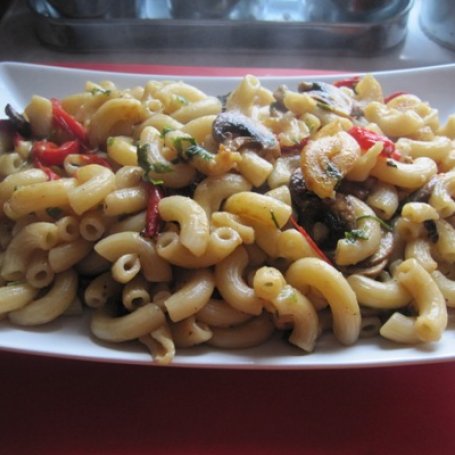 Krok 4 - Small macaroni z pieczarkami, czerwoną papryką i pietruszką foto
