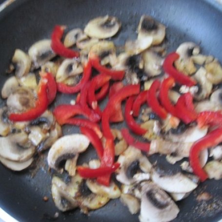 Krok 2 - Small macaroni z pieczarkami, czerwoną papryką i pietruszką foto