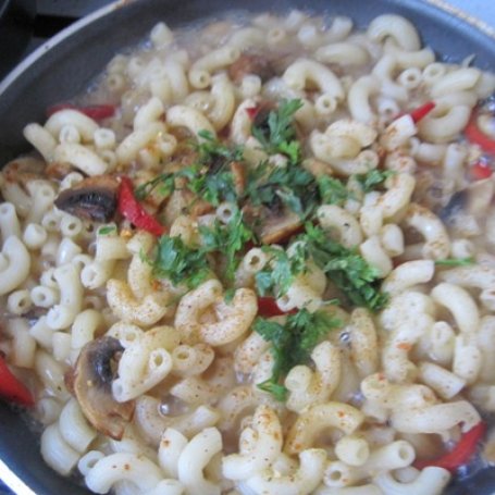 Krok 3 - Small macaroni z pieczarkami, czerwoną papryką i pietruszką foto