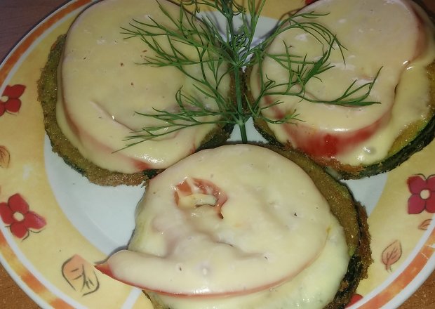 Fotografia przedstawiająca Smażona cukinia z pomidorem i serem